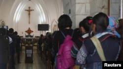 資料照片：越南河內以北一個城鎮的教堂在舉行星期天彌撒。(2015年10月18日）