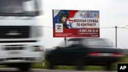 Un cartel que anuncia un "contrato de servicio militar" se ve junto a una autopista a las afueras de Krasnodar, Rusia, el jueves 23 de marzo de 2023. Esta primavera hay una nueva campaña en Rusia que busca reclutas para reponer las tropas en la guerra en Ucrania. 