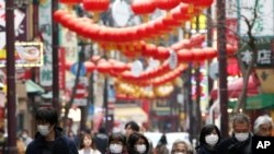 31일 일본 요코하마에서 시민들이 신종 코로나바이러스 감염증(COVID019)을 막기 위해 마스크를 착용하고 있다.