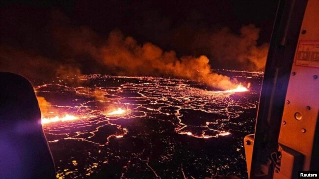 İzlanda'da patlayan yanardağın lavları geniş bir alana yayıldı.