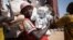 Markaziy Afrika Respublikasida BMT yordam dasturi orqali ovqat olgan mahalliy fuqaro, 27-aprel, 2017-yil