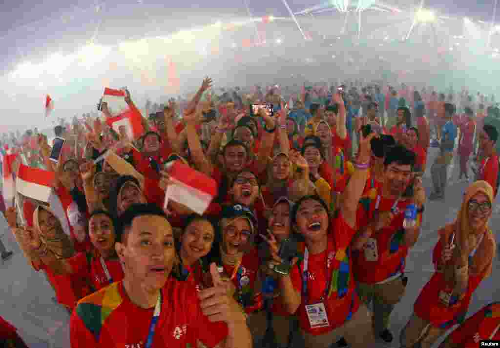 Delegasi atlet Indonesia dalam upacara penutupan Asian Games 2018 di Stadion Gelora Bung Karno, 2 September 2018. (Foto: Reuters)