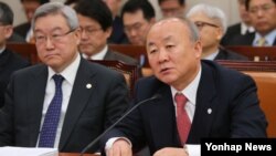 4일 한국 국회 외교통상통일위원회에서 질의에 답하는 류우익 한국 통일부 장관. (자료사진)