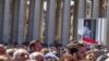 Fieles escuchan la oración Regina Coeli del Papa Francisco en la Plaza de San Pedro, en el Vaticano, el domingo 7 de abril de 2024. 