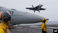 Pesawat-pesawat di dalam latihan militer gabungan antara AS, Jepang dan India di pantai Pulau Okonawa, Juni 2016. (AP/Shizuo Kambayashi)