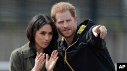 Pangeran Harry dan Meghan Markle di uji coba tim Invictus Inggris di Bath, 4 April 2018.