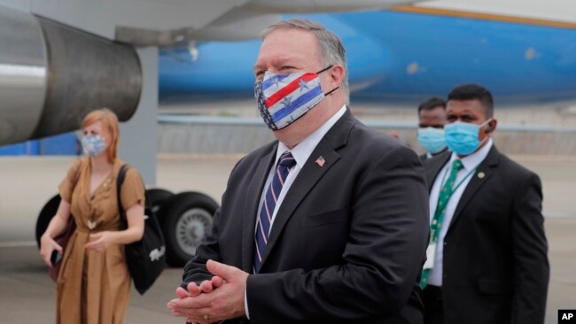 Ngoại trưởng Mike Pompeo rời Colombo, Sri Lanka, chuẩn bị lên máy bay đi Maldives, ngày 28/10/2020.