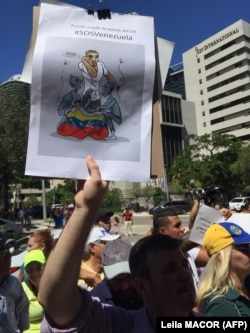 Venezuelans protest in front of the Nusr-Et Steakhouse restaurant in Brickell, near Downtown Miami, on September 19, 2018. Nusr-Et' Turkish chef Nusret Gökçe, known as "Salt Bae", made waves in the news after he hugged and lavished Venezuelan president N