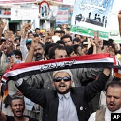 Anti-government protesters chant slogans during a rally to demand the ouster of Yemen's President Ali Abdullah Saleh in Sanaa, May 18, 2011