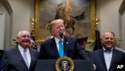 美国总统特朗普与德州共和党国会众议员科纳威(左)与美国农业部长珀杜(右)在白宫与一些美国农牧场主会面。(2019年5月23日)