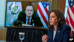 En esta foto de archivo, la vicepresidenta de EE. UU., Kamala Harris, sostiene un encuentro a distancia con el mandatario de Guatemala, Alejandro Giammattei en abril de 2021.