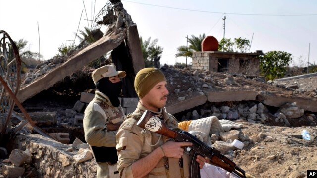 Soldados iraquíes avanzan hacia el norte de Ramadi, Irak, en una ofensiva para retomar la ciudad en poder de ISIS desde mayo.
