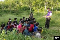 ထုိင္း-ျမန္မာနယ္စပ္ ကန္ခ်နဘူရီျပည္နယ္မွာ ဖမ္းဆီးခံရတဲ့ ျမန္မာႏုိင္ငံသားမ်ား။ (ဓာတ္ပံု - ROYAL THAI ARMY via AFP - ေမ ၁၃၊ ၂၀၂၁ )