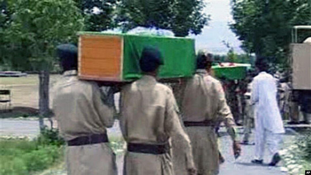 Pakistani troops carrying coffins of their colleagues allegedly killed in cross-border helicopter strike by NATO in Parachinar, Kurram, along Afghanistan's border, 30 Sep 2010