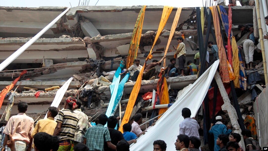 Petugas penyelamat menggunakan kain untuk membawa turun penyintas dan jenazah korban rubuhnya gedung di Bangladesh. (AP/A.M. Ahad)