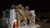 Sejumlah tentara Pakistan mengendarai truk di Quetta, Provinsi Baluchistan, Pakistan, 25 Oktober 2016. (Foto: AP)