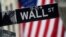 ARCHIVO - Signo de Wall St. afuera de la Bolsa de Valores de Nueva York, en octubre de 2020.