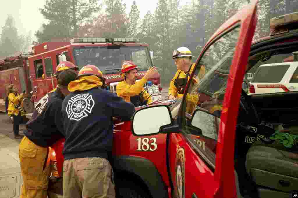 Bomberos planean sus operaciones mientras combaten el incendio CampFire en Paradise, Calif., Nov. 10, 2018.