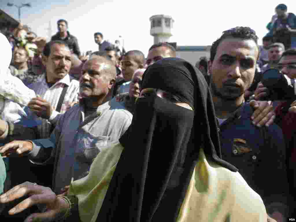 A woman pushes through the crowds toward the prison’s gate says “I want to see my son.” More than 40,000 have been politically charged since 2011 uprising, in Cairo, Egypt, Tuesday, March 14, 2017. (H. Elrasam/VOA)