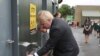 Le Premier ministre britannique Boris Johnson se lave les mains dans la cour de récréation lors d'une visite à l'école primaire de Bovingdon à Bovingdon, Hemel Hempstead, Angleterre, vendredi 19 juin 2020. (Steve Parsons / Pool via AP)