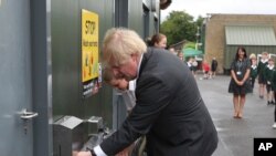 6月19日，英国首相约翰逊访问英格兰波文敦小学操场时洗手。