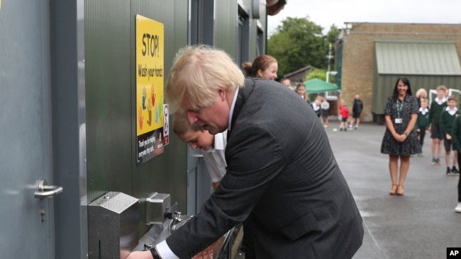 6月19日,英国首相约翰逊访问英格兰波文敦小学操场时洗手。