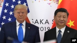 Presiden Donald Trump, kiri, berfoto bersama dengan Presiden China Xi Jinping dalam pertemuan di sela-sela KTT G-20 di Osaka, Jepang, Sabtu, 29 Juni 2019. (Foto: AP/Susan Walsh)