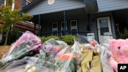 Ramos de flores depositados frente a la casa de Atatiana Jefferson, una mujer de 28 años que resultó muerta dentro de su casa por el disparo de un policía que respondió a una llamada de una vecina en Fort Worth, Texas, el sábado 12 de octubre de 2019. AP.