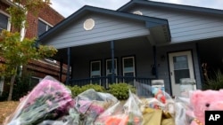 Rangkaian bunga dan boneka-boneka diletakkan di depan rumah Atatiana Jefferson, yang meninggal setelah ditembak polisi di rumahnya sendiri, di Fort Worth, Texas, 12 Oktober 2019. (Foto: AP).
