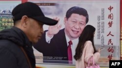 중국 공산당 제19기 중앙위원회 3차 전체회의가 26일 베이징에서 개막했다. 베이징 거리에 시진핑 국가주석의 모습을 담은 벽보가 붙어있다.