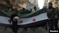 10일 시리아 알레포 시에서 반정부 시위대가 가두행렬을 하고 있다.