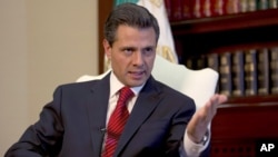 El presidente de México, Enrique Peña Nieto, habla durante una entrevista con The Associated Press, en la residencia de Los Pinos, en México.