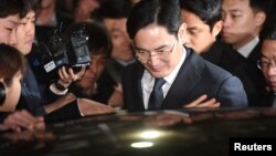 Jay Y. Lee, the vice chairman of Samsung Electronics Co., leaves the Seoul Central District Court in Seoul, February 16, 2017.