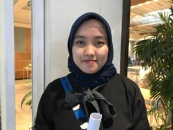 Desainer grafis dan ilustrator Hana Nurul Aini menekuni pekerjaannya sejak 2015. (Foto: VOA/Rio Tuasikal)