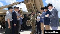 18일 미군이 처음으로 괌 기지에 배치한 사드 포대를 한국 언론에 공개한 가운데, 미군 관계자가 한국 취재진과 국방부 관계자들에게 사드 미사일에 대해 설명하고 있다.