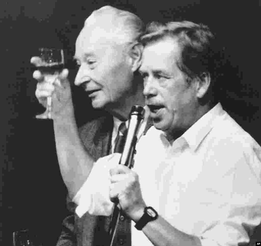 Havel and Alexander Dubcek, leader of the ill-fated Prague Spring, toast as they celebrate the resignation of the Czech Polit Bureau, Nov. 24, 1989. (AP)