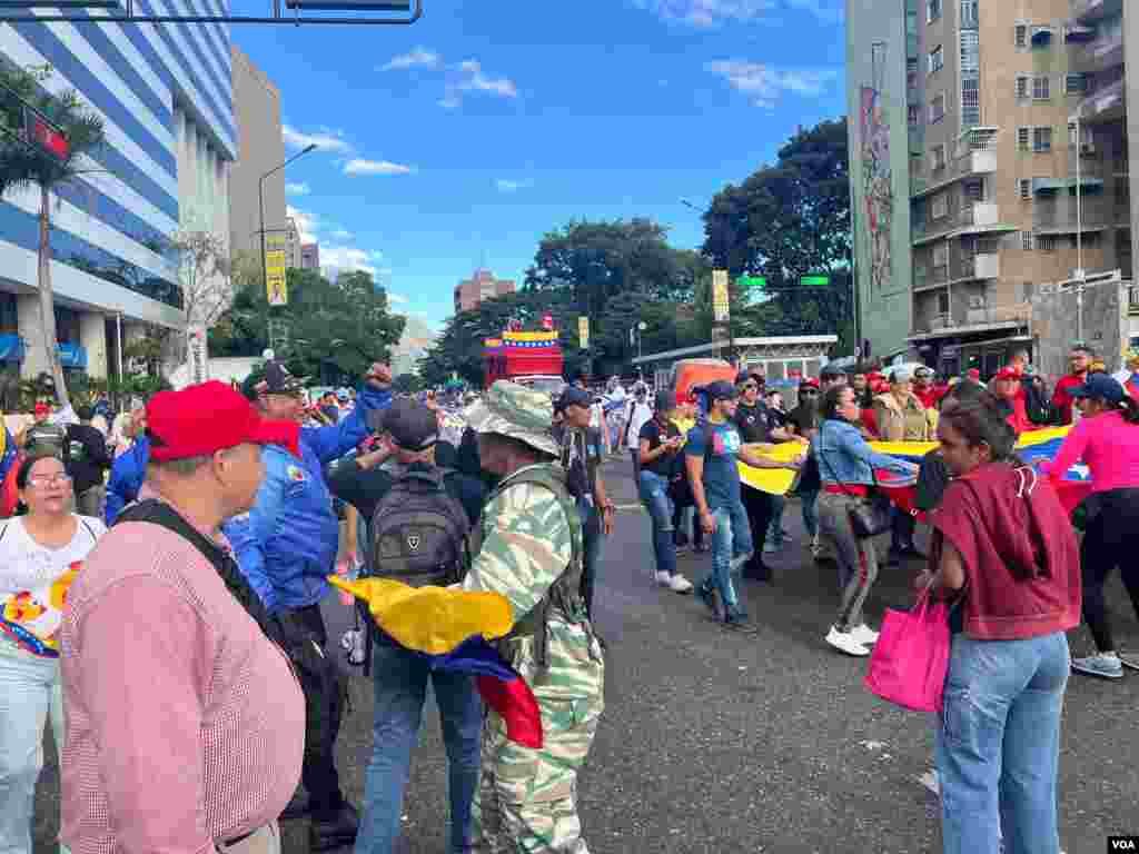 Simpatizantes de Nicolás Maduro salen a marchar