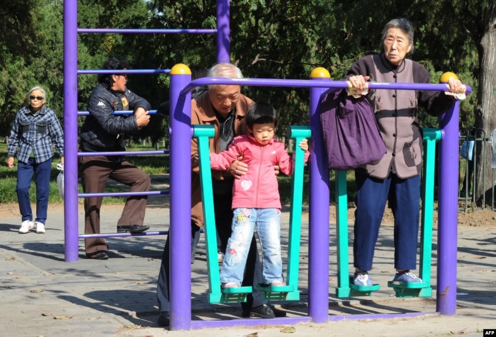 资料照：北京天坛公园里的老年人和他们的独生子女的孙辈在锻炼身体。（2011年10月25日）(photo:VOA)
