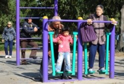 資料照：北京天壇公園裡的老年人和他們的獨生子女的孫輩在鍛煉身體。 （2011年10月25日）