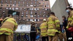Vatrogasci na mestu požara u četvrti Bronx u New Yorku. (Foto: AP/Yuki Iwamura)