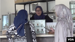 Pelanggan memesan di Kopi Tuli, Jakarta Selatan