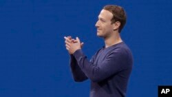 Le PDG de Facebook, Mark Zuckerberg, prononce le discours d'ouverture à F8, la conférence des développeurs de Facebook, à San Jose, Californie, 1er mai 2018,