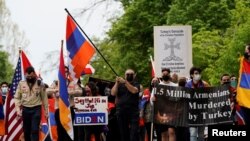 미국의 아르메니아계 이민자들이 24일 워싱턴의 터키 대사관 앞에서 과거 오스만제국의 아르메니아인 학살을 규탄하는 시위를 했다.