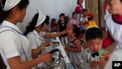 북한 평양의 탁아소에서 유엔아동기금(UNICEF·유니세프)이 지원한 비타민과 구충제를 지급하고 있다. (자료사진)