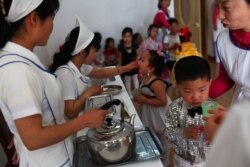 북한 평양의 한 탁아소에서 유니세프가 지원한 비타민과 구충제를 어린이들에게 지급하고 있다.