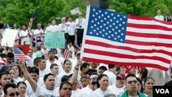 Para keluarga imigran keturunan Hispanic melakukan unjuk rasa di salah satu kota di Amerika (foto: dok).