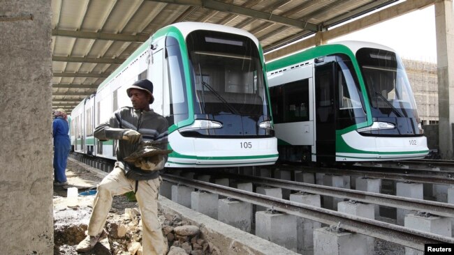 一名埃塞俄比亚工人2014年12月16日站在亚的斯亚贝巴由中国公司建设的电动轻轨系统的车站上。