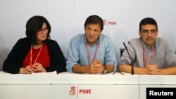 Spain's Socialist Party (PSOE) interim management members Ascension Godoy (L), chairman Javier Fernandez and Mario Jimenez look on during the start of their meeting at the party headquarters in Madrid, Oct. 23, 2016. 