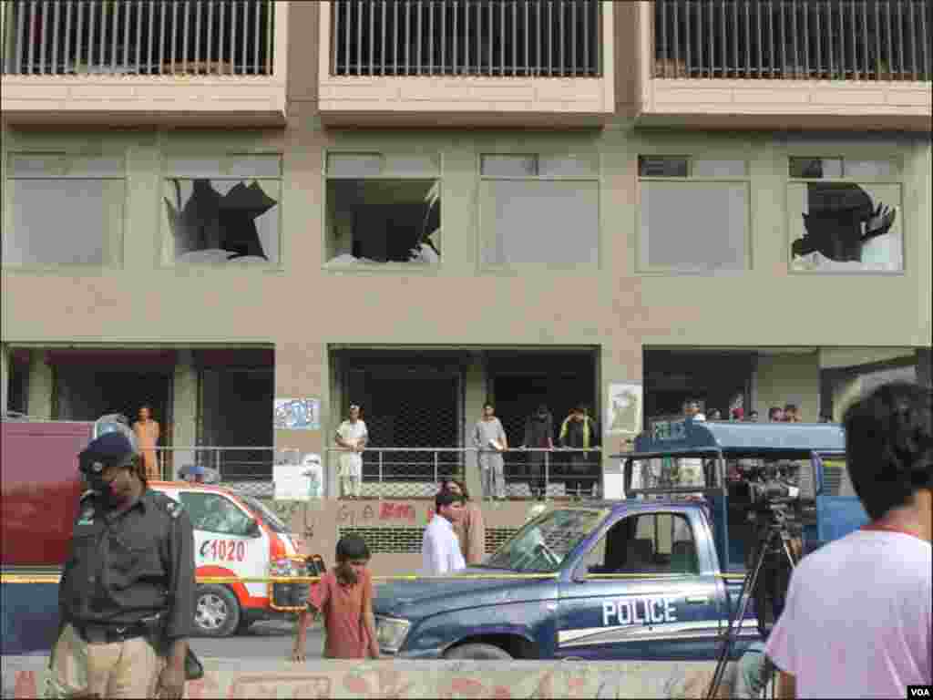 دھماکے سے پارکنگ پلازہ کے شیشے بھی ٹوٹ گئے۔