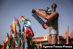 Patung juru kamera berdiri di markas Pan-African Film and Television Festival (FESPACO) di Ouagadougou, pada 14 Oktober 2021. (Foto: AFP)